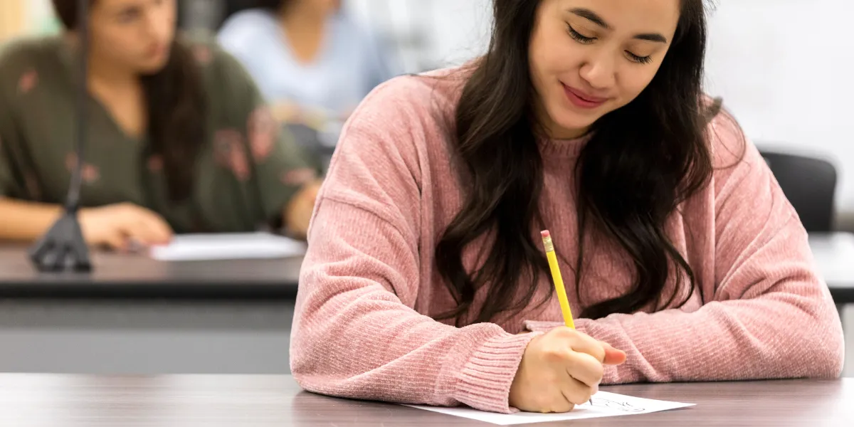 concurso da prefeitura Candidata escrevendo no formulário de inscrição para concurso público