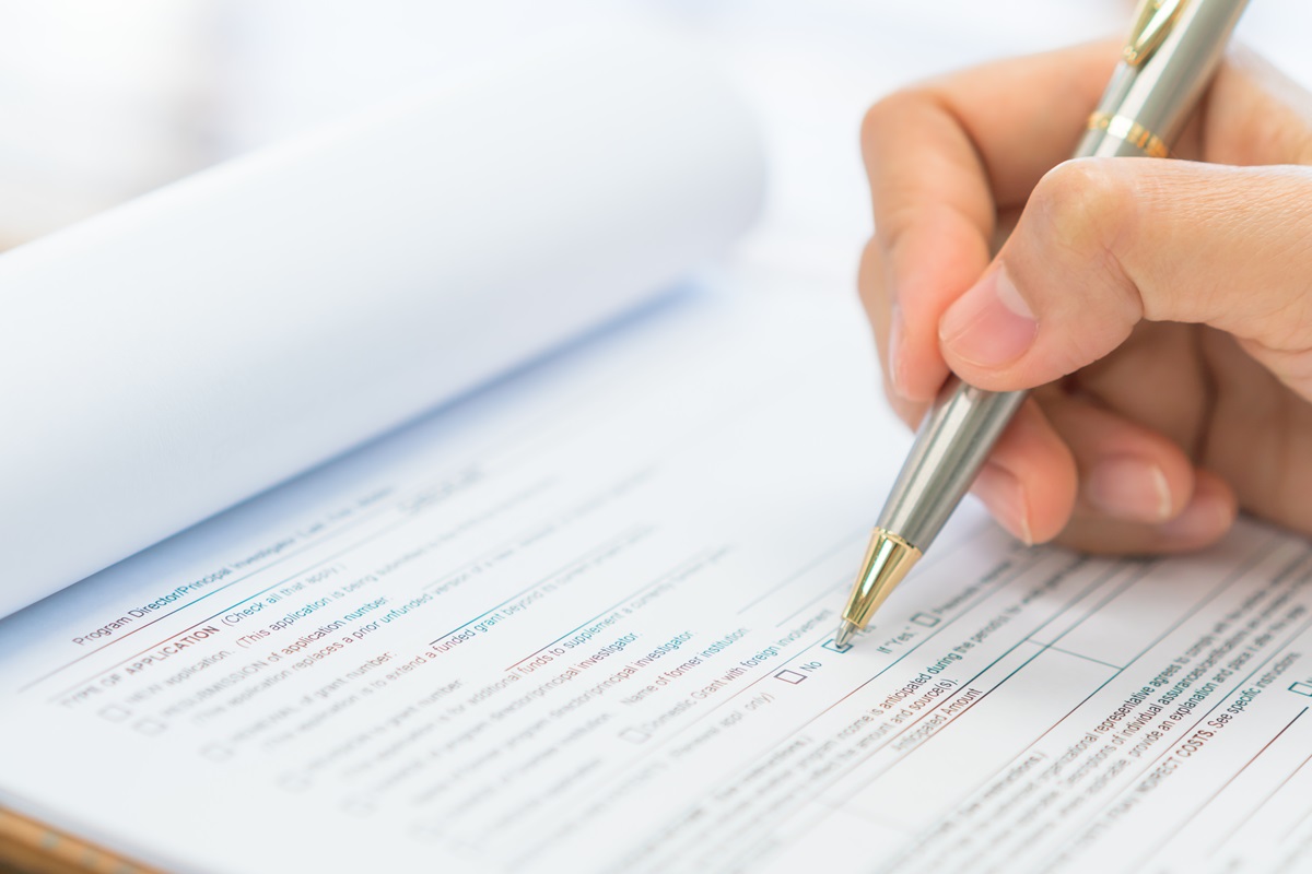 concurso da prefeitura Mão preenchendo formulário para inscrição no concurso