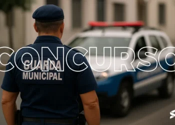 Policial da Guarda Municipal com carro de patrulha ao fundo, destacando o concurso aberto.