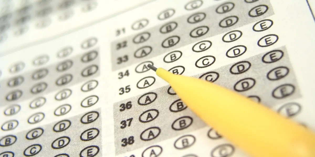 concurso da prefeitura Imagem mostrando uma folha de prova com respostas sendo marcadas, simbolizando o processo de inscrição para o concurso público.