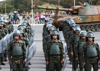 Militares desfilando com tanque de guerra durante evento das Forças Armadas do Brasil.