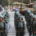 Militares desfilando com tanque de guerra durante evento das Forças Armadas do Brasil.