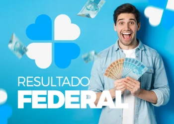 Homem feliz segurando dinheiro com fundo azul e texto sobre resultado da Loteria Federal