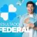 Homem feliz segurando dinheiro com fundo azul e texto sobre resultado da Loteria Federal