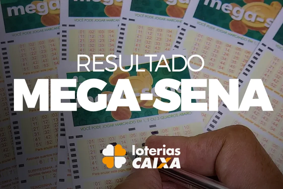 Bilhete da Mega-Sena com mão marcando números para conferir resultado