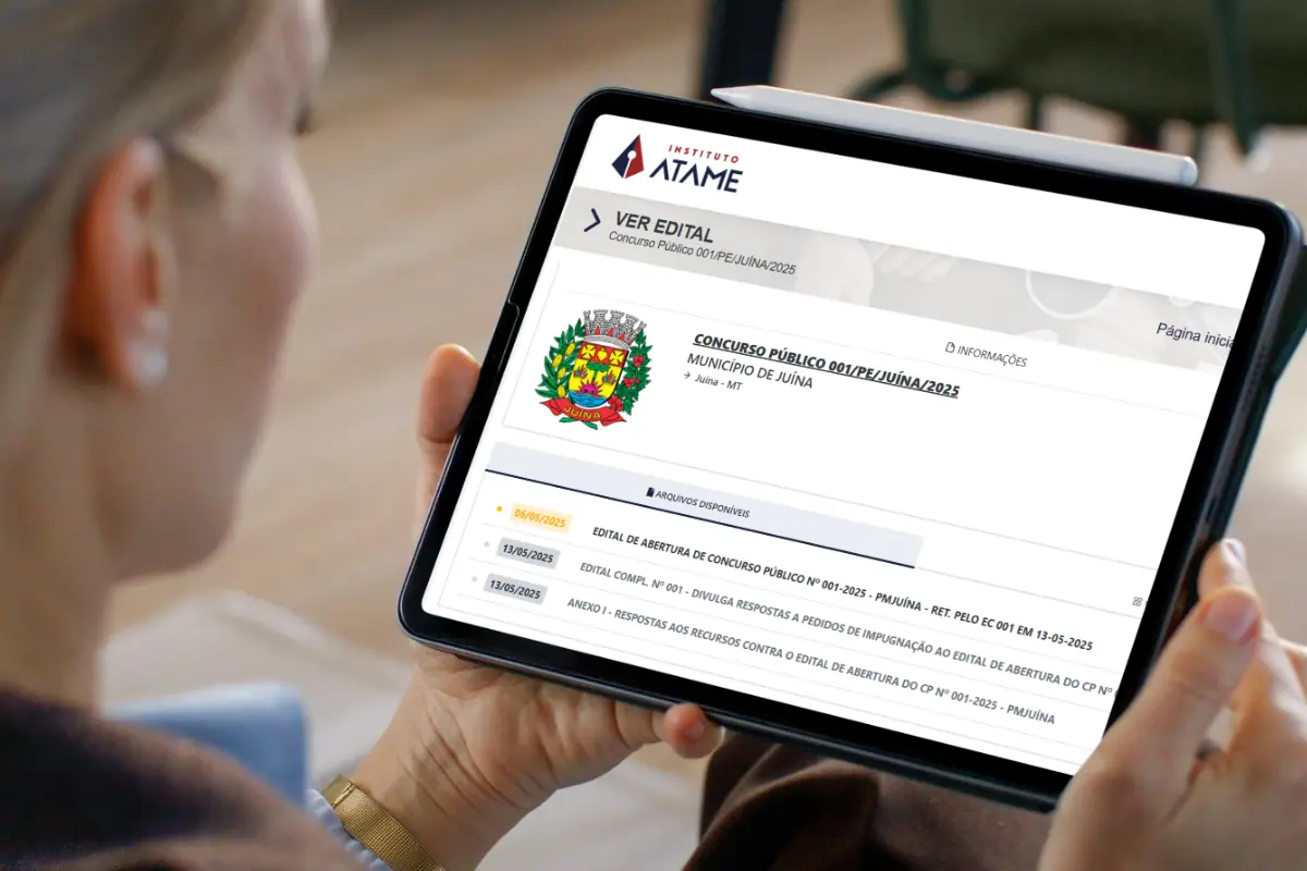 Edital do Concurso da Prefeitura de Juína Disponível Online Pessoa segurando tablet com edital de concurso público da Prefeitura de Juína aberto na tela.