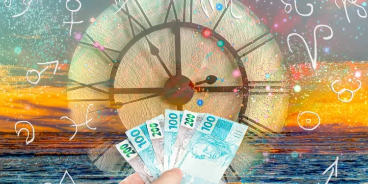 Mão segurando notas de dinheiro com um relógio antigo e símbolos astrológicos ao redor
