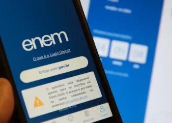 Tela de celular exibindo o aplicativo oficial do Enem para login