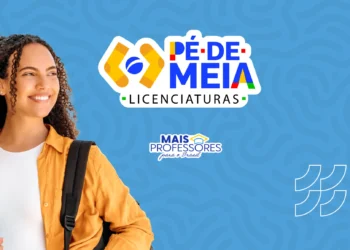 Estudante confiante com material escolar – Pé-de-Meia Licenciaturas