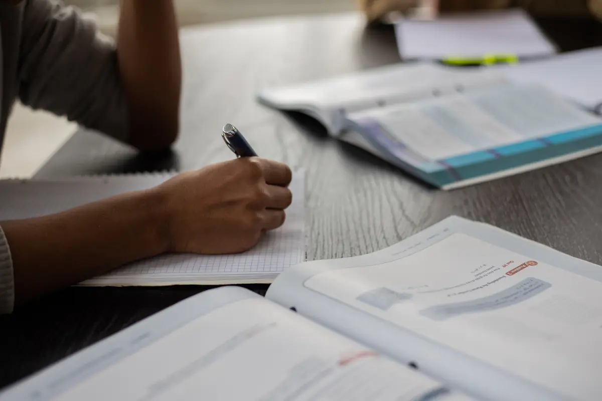 Estudo para concurso público: dedicação e preparação. Pessoa estudando para concurso público com livros e caderno.