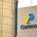 Fachada de edifício com logo dos Correios em destaque