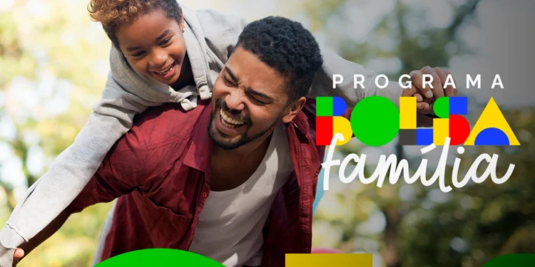 Pai carregando filho no colo, sorrindo, representando famílias beneficiadas pelo Bolsa Família