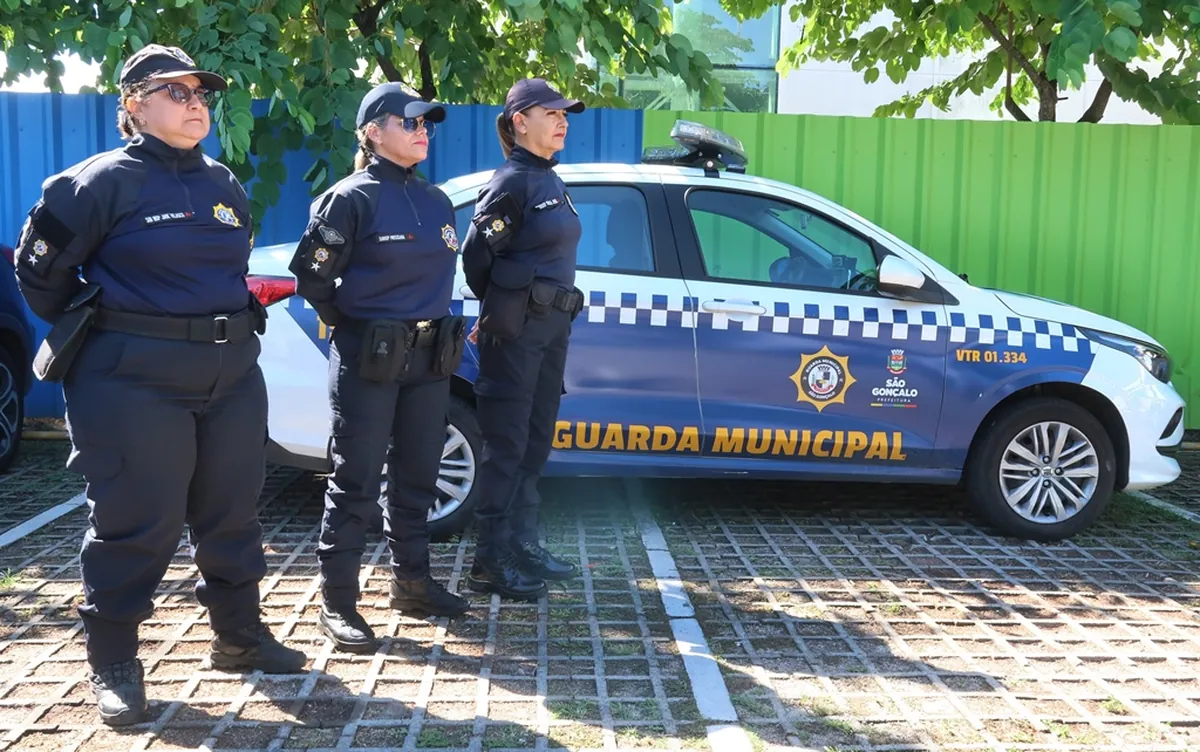 Agentes da Guarda Municipal de São Gonçalo perfiladas ao lado de viatura oficial