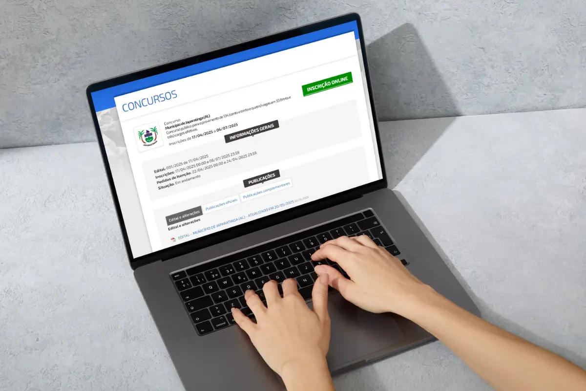 Inscrição online para concurso da Prefeitura de Japaratinga (AL) Pessoa acessando site de concurso público pelo notebook
