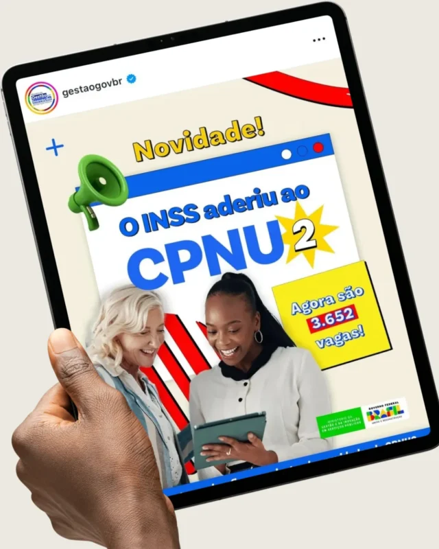 INSS aderiu ao CNU 2025 Pessoa segurando tablet com anúncio do INSS aderindo ao CPNU2 e novas vagas disponíveis.