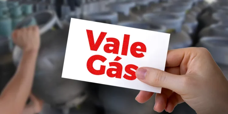 Cartão de vale gás sendo segurado em loja de botijões de gás.