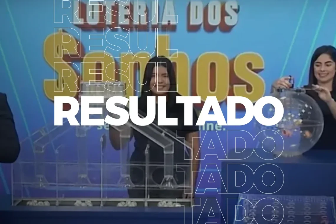 Apresentadoras exibindo os números sorteados na Loteria dos Sonhos em palco com urnas transparentes