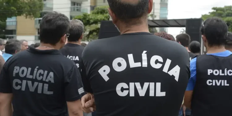 Policiais civis em ação durante evento.
