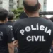 Policiais civis em ação durante evento.