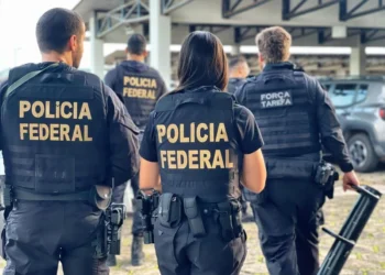 Agentes da Polícia Federal em ação, usando coletes táticos pretos