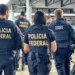Agentes da Polícia Federal em ação, usando coletes táticos pretos