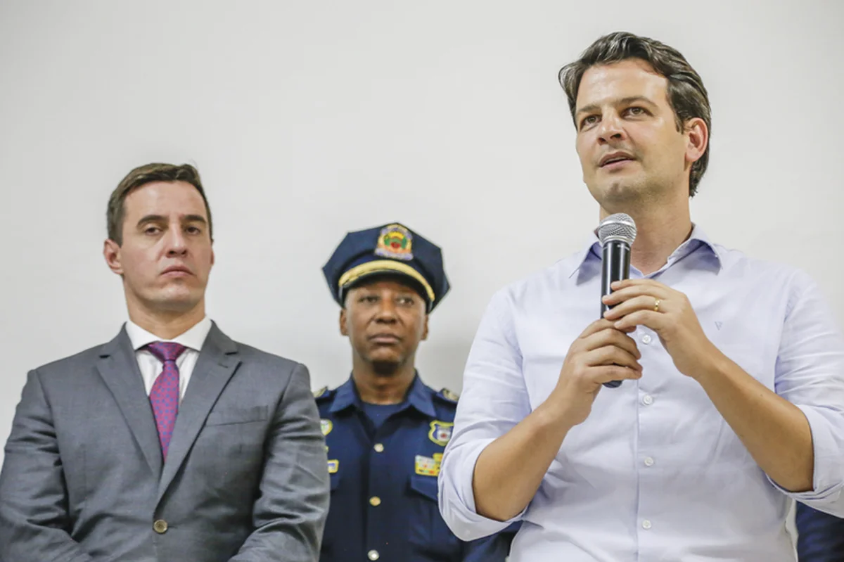 Prefeito Fala sobre o Concurso da Guarda Municipal Prefeito de Curitiba discursando sobre o concurso da Guarda Municipal, ao lado de autoridades e membros da corporação.