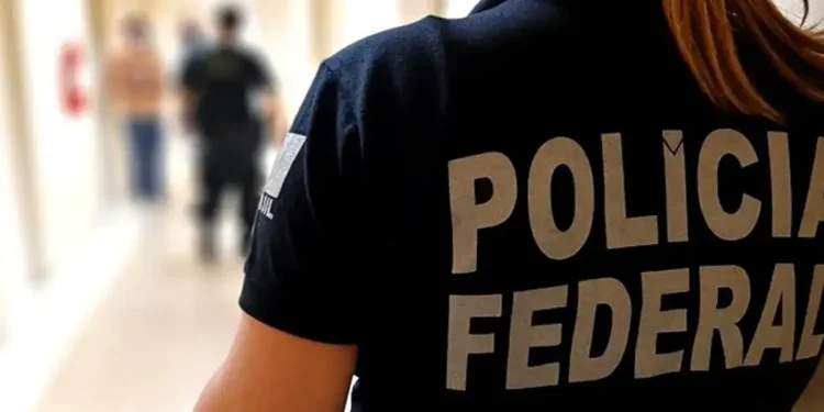 Agente da Polícia Federal em ação nos corredores de uma unidade.