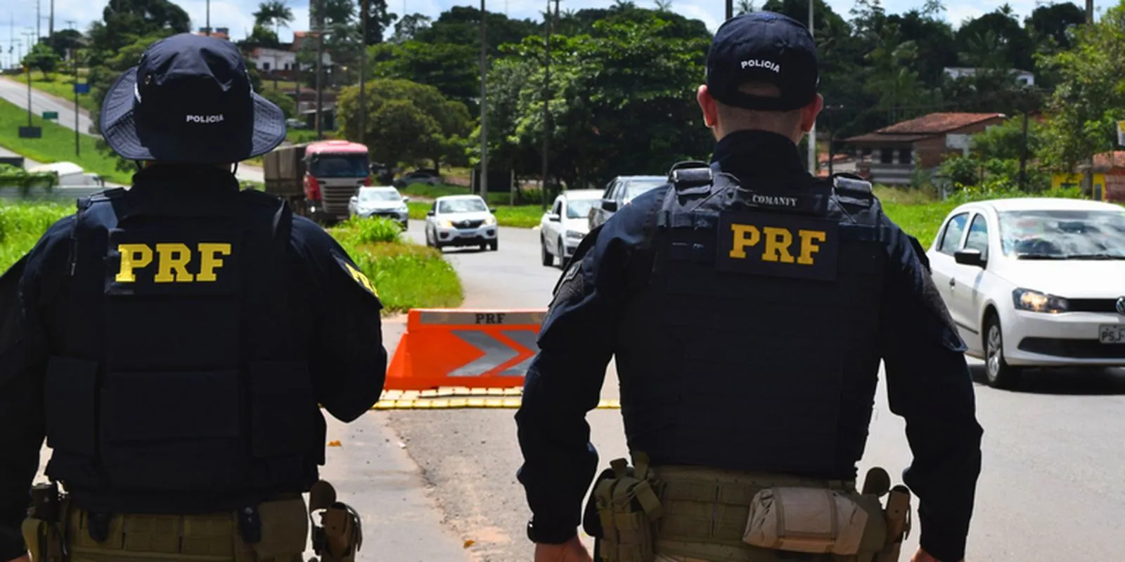 Agentes da Polícia Rodoviária Federal em operação de fiscalização na rodovia.