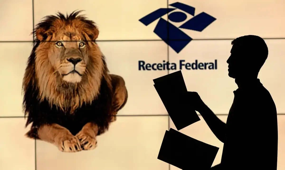Silhueta de pessoa com papéis em frente a imagem de leão e logotipo da Receita Federal.