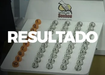 Bolas numeradas exibindo o resultado do sorteio da Loteria dos Sonhos em uma mesa branca