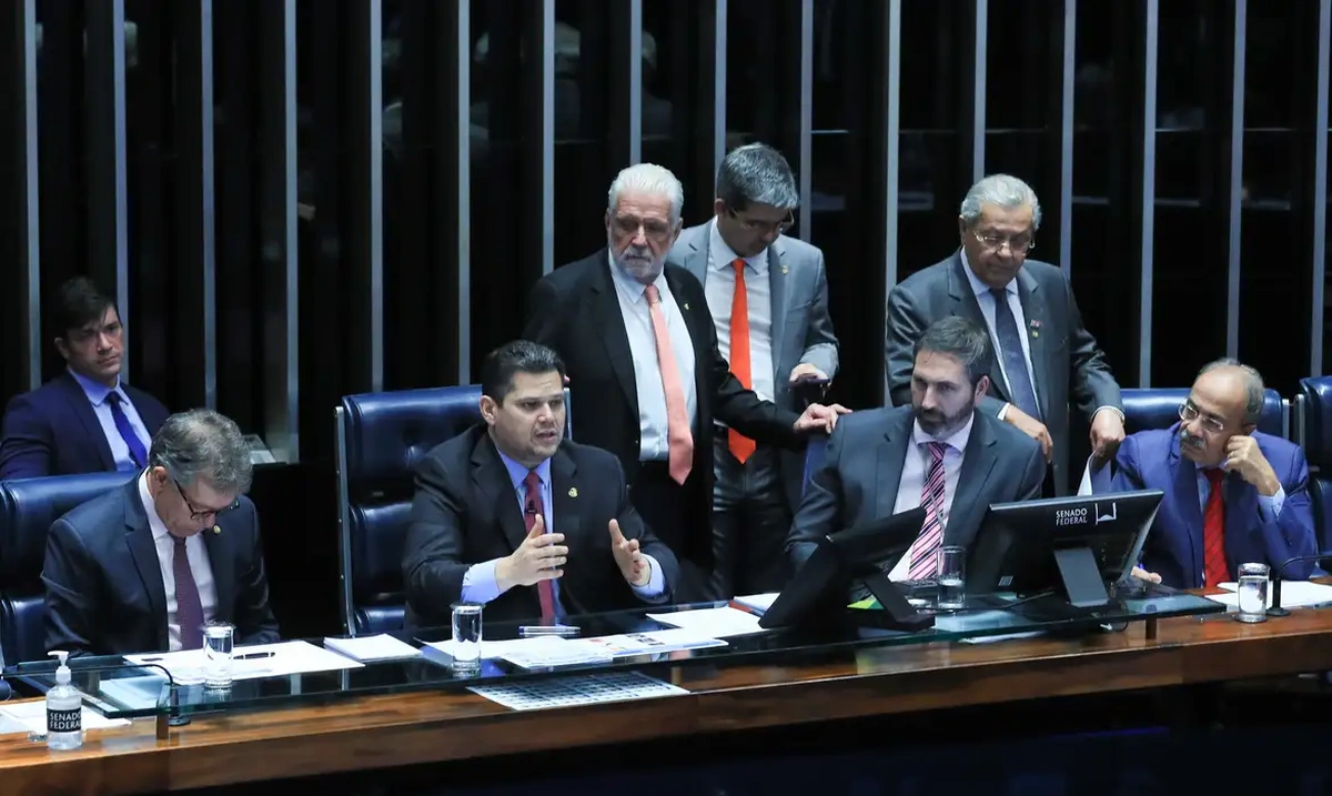 Reunião formal de senadores discutindo temas importantes no plenário.