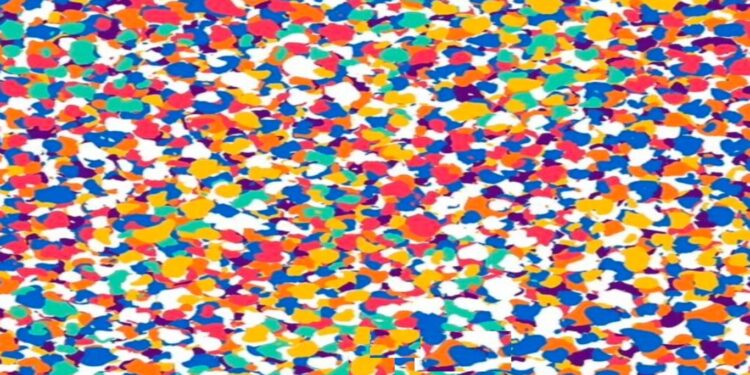 Teste de QI colorido com manchas que escondem um número camuflado.