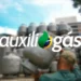 Imagem ilustrativa de um trabalhador manuseando botijões de gás com logo do Auxílio Gás em destaque.