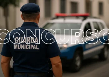 Guarda Municipal com farda, em frente a um veículo policial