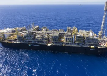 Plataforma da Petrobras no mar, representando o setor de petróleo e gás.