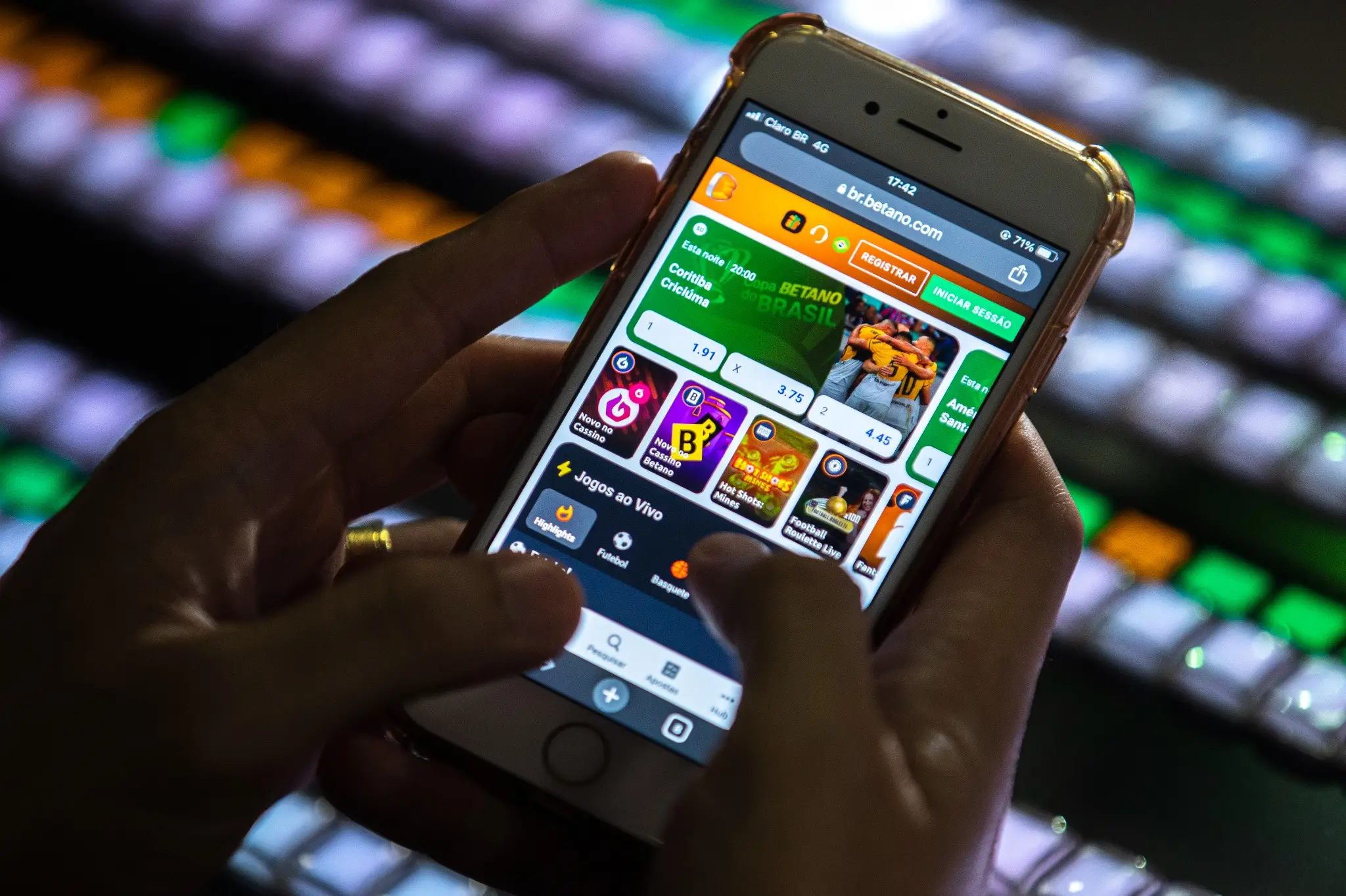 Navegação no site de apostas Betano pelo celular Pessoa usando um smartphone com site de apostas esportivas aberto.