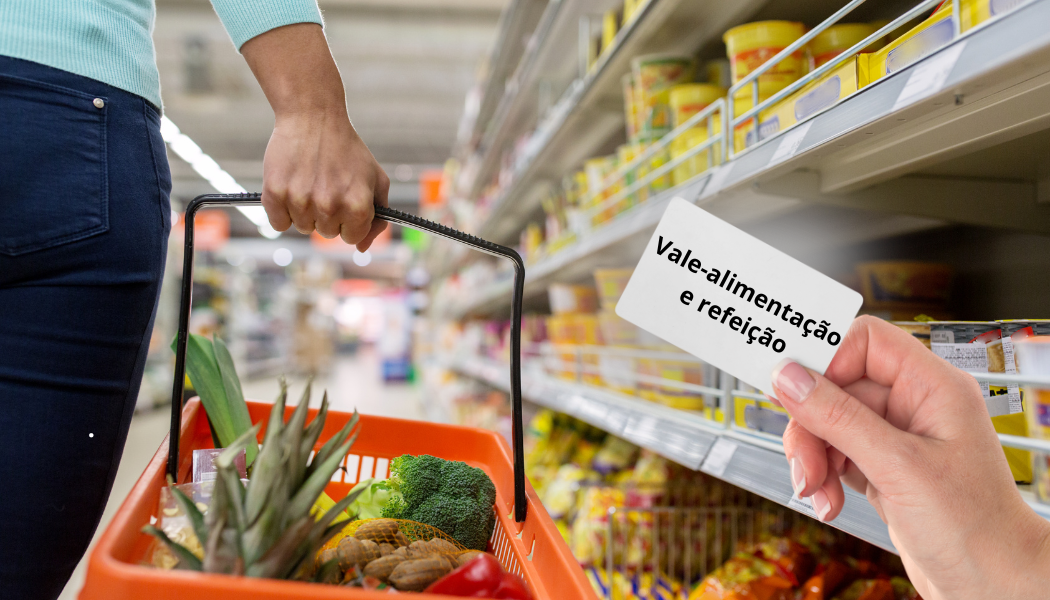 vale alimentação e refeição (1) Pessoa segurando cesta de compras cheia de alimentos frescos no supermercado