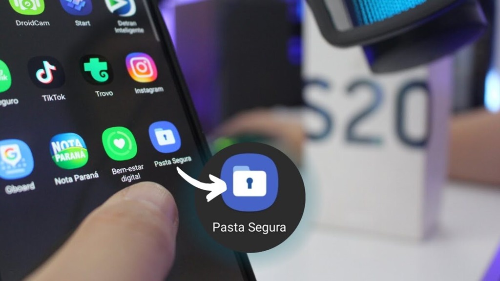 Como usar o recurso “Pasta Segura” para proteger seus dados no celular Pessoa tocando no ícone do aplicativo “Pasta Segura” em um smartphone com vários aplicativos visíveis na tela