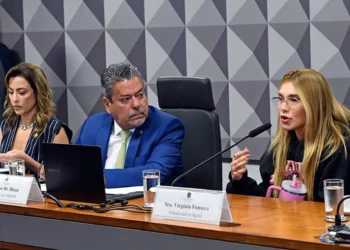 Virgínia Fonseca durante depoimento na CPI das Apostas, com senadores presentes.