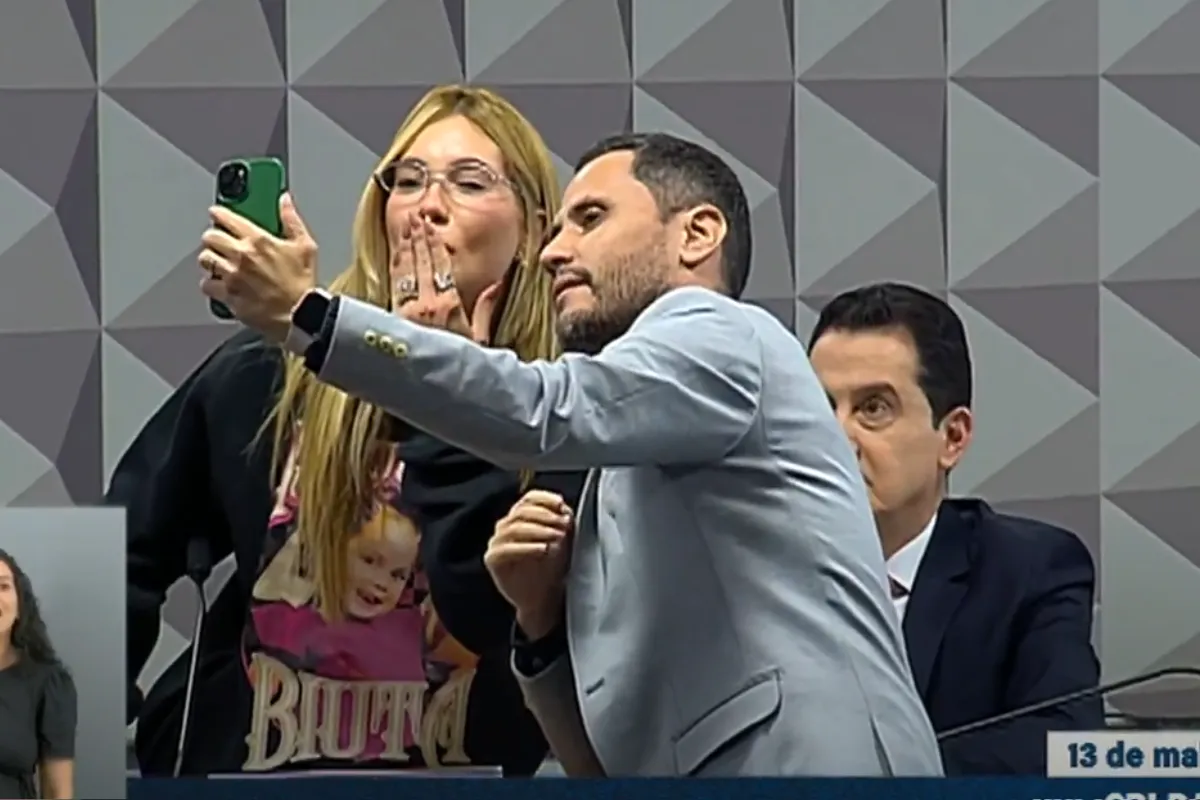 Selfie entre Virgínia Fonseca e outro participante durante a CPI das Apostas.