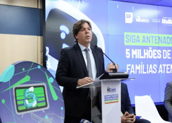 Ministro falando sobre o programa de parabólica digital