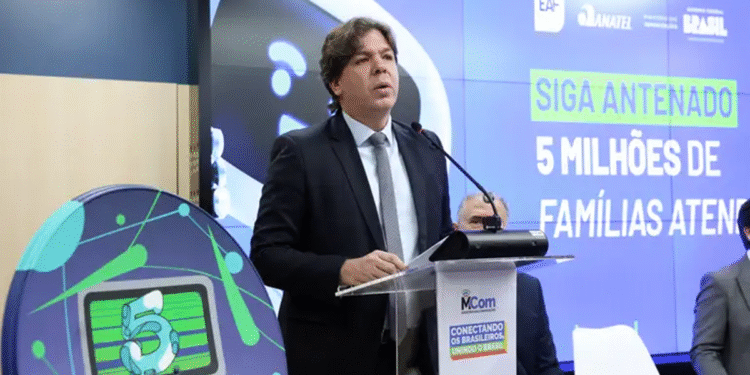 Ministro falando sobre o programa de parabólica digital