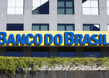 Fachada de uma agência do Banco do Brasil, com destaque para o nome da instituição.