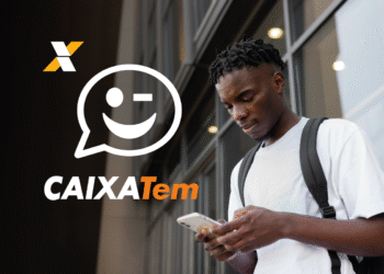 Jovem usando o aplicativo Caixa Tem