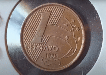 Moeda de 1 centavo do ano de 1999 em suporte de coleção