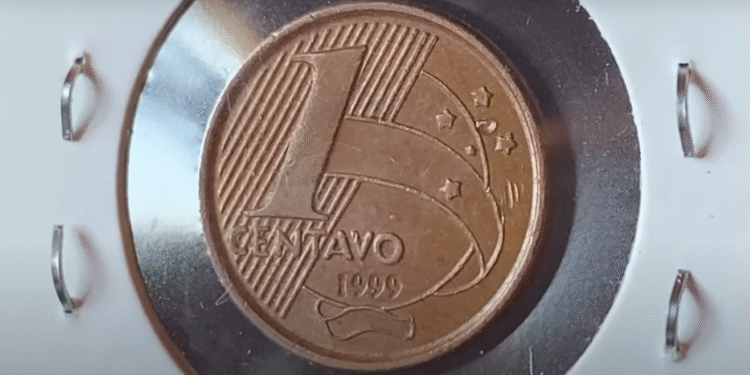 Moeda de 1 centavo do ano de 1999 em suporte de coleção