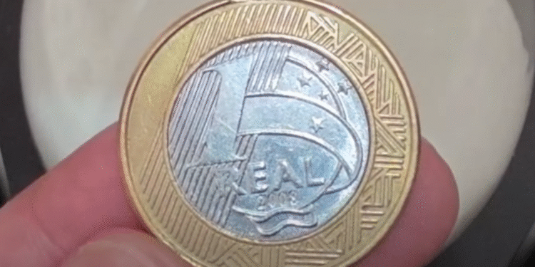 Moeda de 1 real com defeito de fabricação valioso Moeda de 1 real com erro raro de cunhagem sendo exibida para avaliação