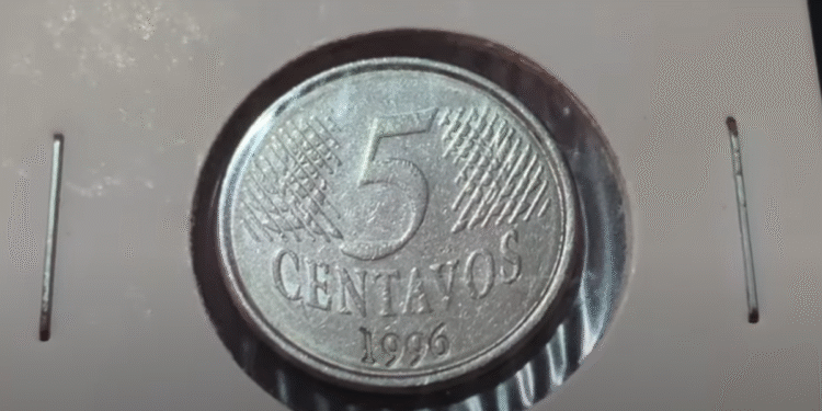 Moeda brasileira de 5 centavos do ano de 1996 com padrão geométrico.