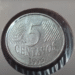 Moeda brasileira de 5 centavos do ano de 1996 com padrão geométrico.