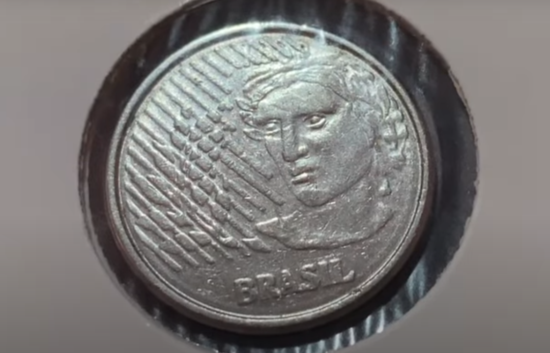 Verso da moeda de 5 centavos de 1996 Verso da moeda brasileira de 5 centavos de 1996 com o rosto da República